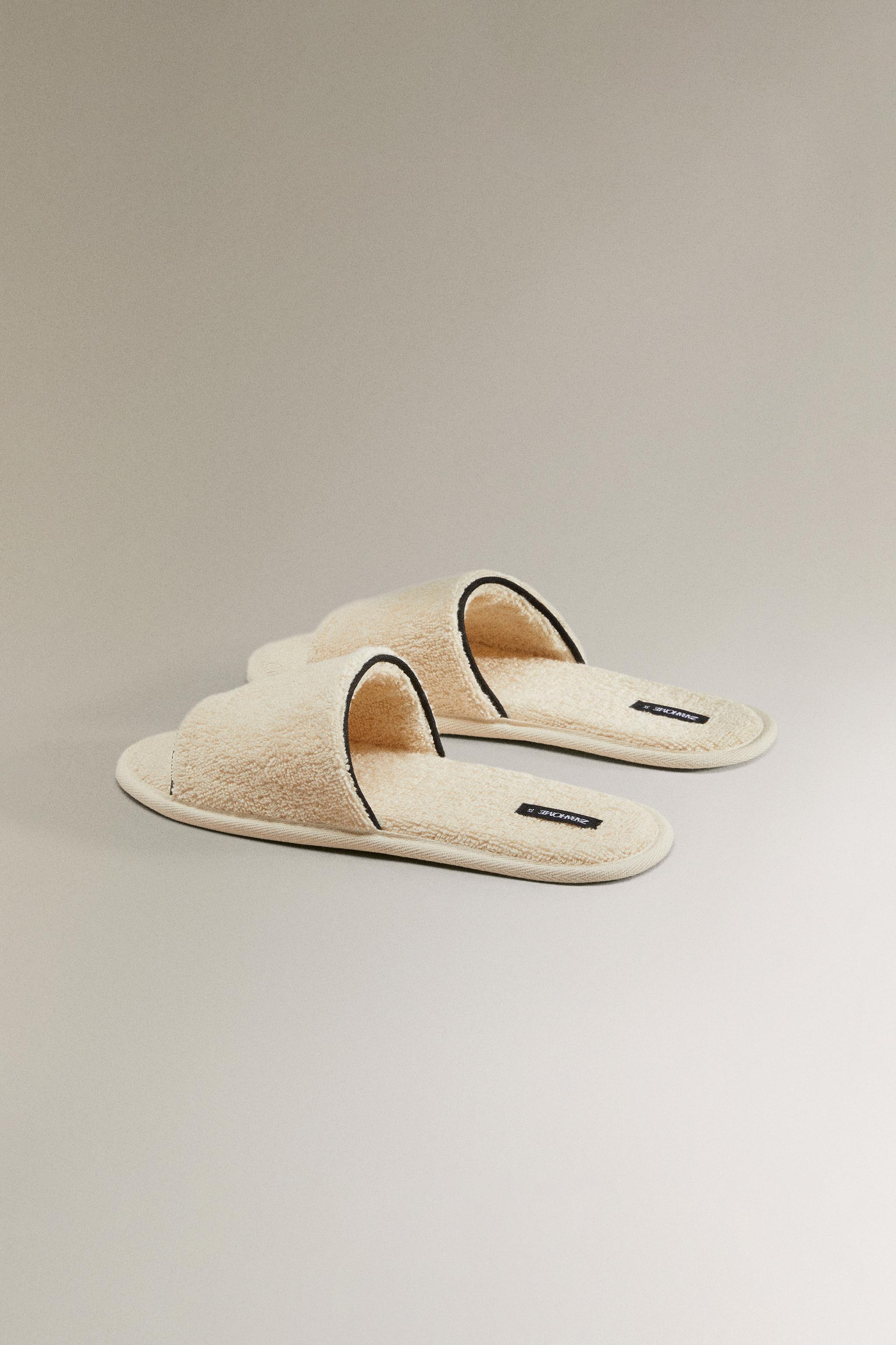 PANTOUFLES À BOUT OUVERT TISSU ÉPONGE LISERÉ